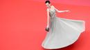 Kiko Mizuhara berpose di karpet merah menghadiri pemutaran film "Yomeddine" selama Festival Film Cannes ke-71 di Prancis (9/5). Kiko 27 tahun merupakan model, aktris AS keturunan Korea yang tinggal di Jepang sejak kecil.  (AFP Photo/Loic Venance)