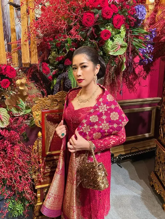 Penampilan elegan Aliya dengan kebaya brokat merah yang dipadukan selendang dari kain songket warna merah senada. [@ruby_26]