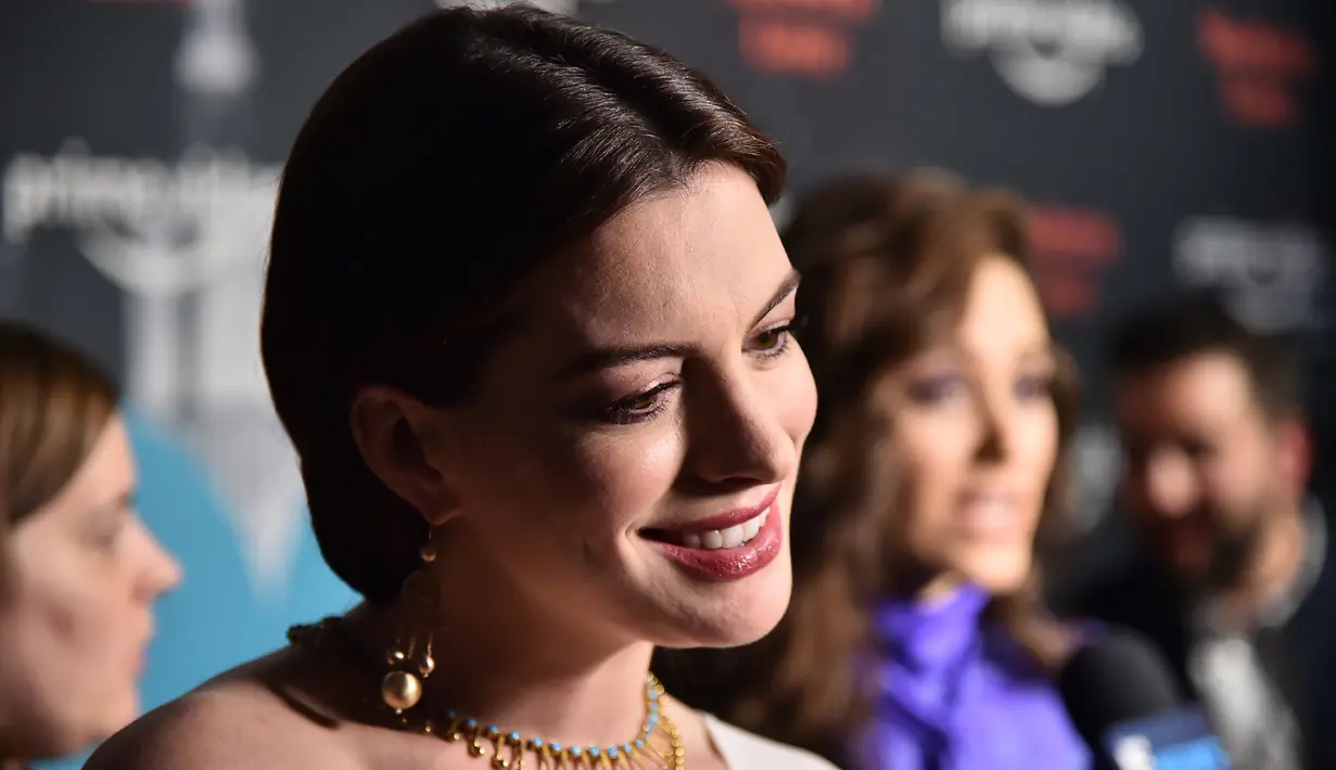 Anne Hathaway menghadiri pemutaran perdana "Modern Love," serial antologi romantis adaptasi dari rubrik New York Times di New York City, 10 Oktober 2019. Penampilan anggun pemenang Oscar berusia 36 tahun itu dilengkapi kalung emas dan pulasan lipstik warna berry. (Theo Wargo / GETTY IMAGES / AFP)