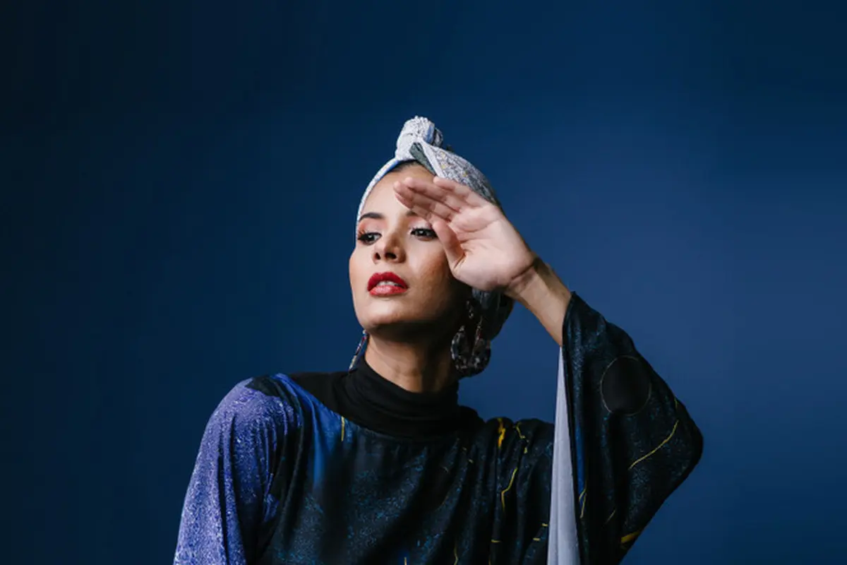 Inspirasi Tampil Charming ala Bangsawan, Royale Parfum Series by SoKlin Hijab Blue Sapphire Siap Jadi Andalan