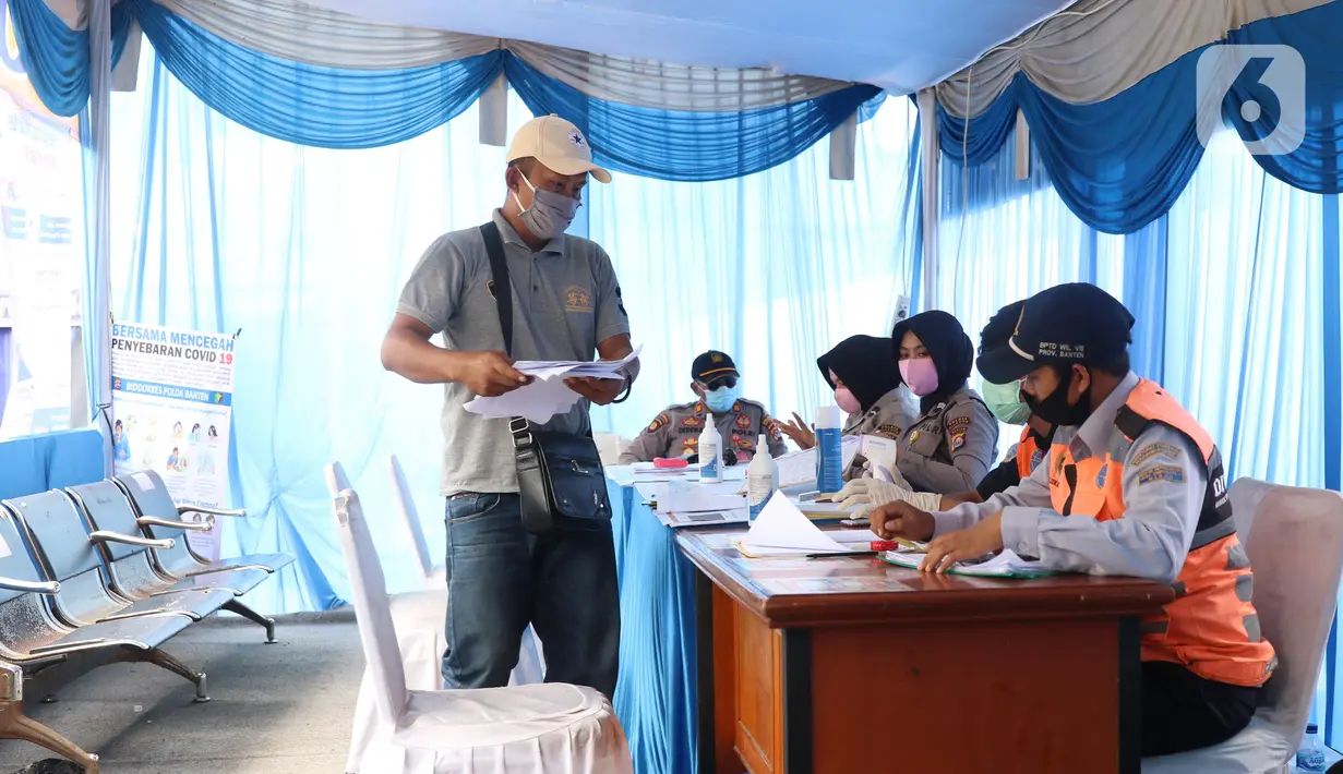 Penumpang yang akan menyeberang dengan kapal ferry menjalani pemeriksaan dokumen di Pelabuhan Merak, Banten, Senin (18/5/2020). Penumpang harus memenuhi sejumlah persyaratan ketat mencakup standar kesehatan dan verifikasi dokumen guna memutus rantai penyebaran COVID-19. (Liputan6.com/Angga Yuniar)