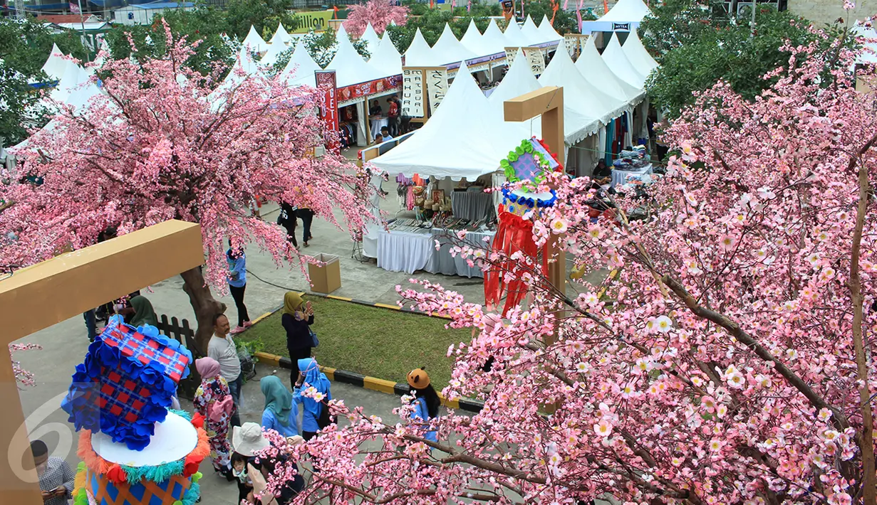 Suasana acara Orange County Sakura Matsuri, Lippo Cikarang, Sabtu (8/4). Acara yang diselenggarakan keenam kalinya ini sebagai bentuk upaya membangun persahabatan Indonesia Jepang sekaligus menyambut musim semi di Jepang. (Liputan6.com/Fery Pradolo)