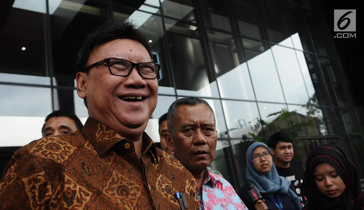 Menteri Dalam Negeri Tjahjo Kumolo seusai menjalani pemeriksaan di Gedung KPK, Jakarta, Jumat (25/1). Tjahjo Kumolo dimintai keterangan untuk melengkapi berkas penyidikan Bupati nonaktif Bekasi Neneng Hasanah Yasin (NHY). (Liputan6.com/Herman Zakharia)
