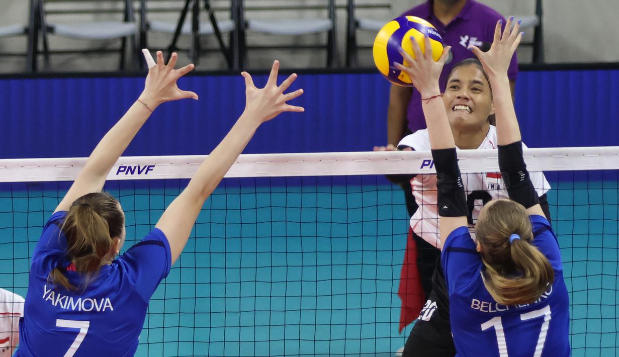 <p>Pemain Timnas voli putri Indonesia, Junaida Santi (depan) melepaskan spike yang berusaha diblok dua pemain Kazakhstan, Margarita Belchenko (kanan) dan Yulia Yakimova pada laga Grup B AVC Challenge Cup 2024 di Rizal Memorial Coliseum, Manila, Filipina, Sabtu (25/5/2024). Indonesia kalah 0-3 (17-25, 13-25, 22-25). (Asian Volleyball Confederation)</p>
