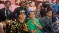 Striker Kalteng Putra, Antoni Putro Nugroho di tribune VVIP Stadion Sultan Agung, Bantul, menyaksikan laga Timnas Indonesia U-23 versus PSIM Yogyakarta, Minggu (2/6/2019) malam. (Bola.com/Iwan Setiawan)