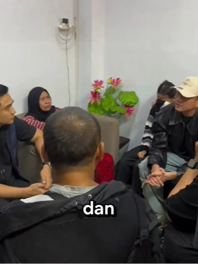6 Potret Denny Sumargo dan Lutfi Agizal Temui Keluarga Ojol Korban Rantis Brimob di RSCM