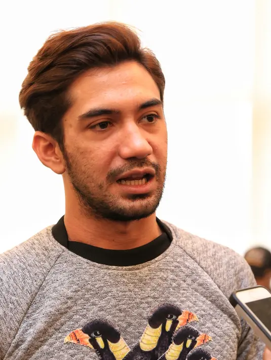 “Gue menghindari karena mungkin emang ada film My Stupid Boss diprediksi keluar tahun ini juga, jadi gue gamau ada tubrukan disini, jadi gue menghindari," tambahnya. (Adrian Putra/Bintang.com)