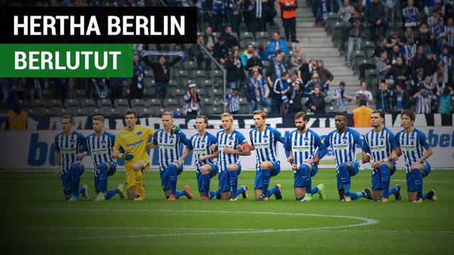 Berita video para pemain Hertha Berlin melakukan aksi berlutut sebelum laga melawan Schalke dalam lanjutan Bundesliga 2017-2018, Sabtu (14/10/2017).