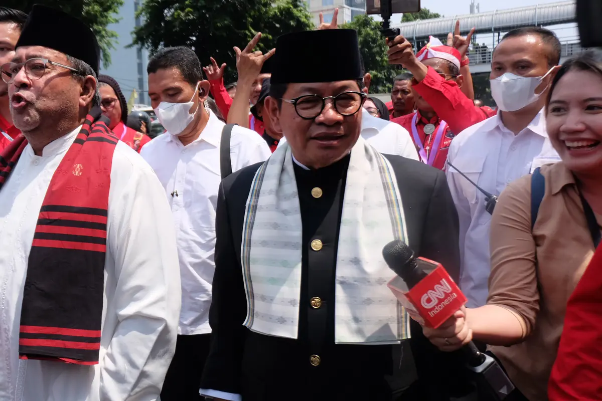 Naik Oplet, Pasangan Pramono Anung dan Rano Karno Bergerak Menuju KPU Jakarta