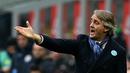Pelatih Inter Milan, Roberto Mancini, terus memberikan arahan kepada anak asuhnya saat melawan Sassuolo pada laga Serie A. Ini merupakan kekalahan keempat Nerazzurri musim ini. (AFP/Alberto Pizzoli)