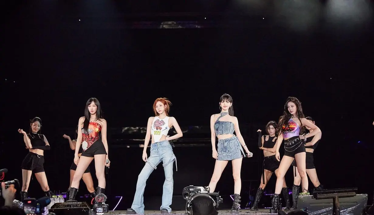 Para member aespa terlihat menawan dengan outfit panggung bergaya Y2K. [@smtown]