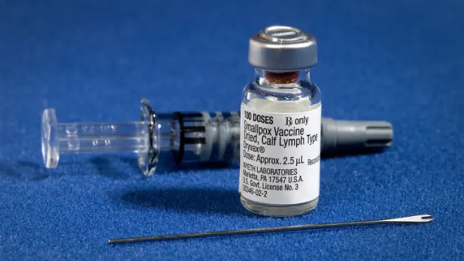Vaksin cacar. (Sumber Wikimedia Commons)