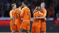 Pemain Belanda, Wesley Sneijder, memeluk rekan nya usai menjalani laga terakhir bersama timnas Belanda di Stadion Johan Cruijff, Amsterdam, Kamis (6/9/2018). Sneijder telah mencatatkan 134 penampilan dan menyumbang 31 gol. (AP/Peter Dejong)