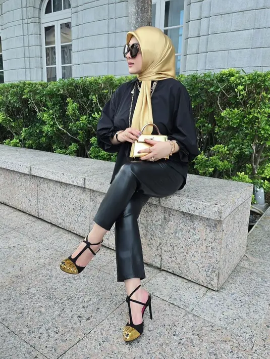 Yang paling mencuri perhatian adalah aksesorinya. Syahrini melengkapi penampilannya dengan sepatu hak tinggi berwarna hitam-emas yang menonjolkan kesan mewah. Selain itu, ia mengenakan gelang emas mencolok yang memberikan statement bold pada gayanya. [@princessyahrini].