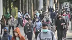 Pekerja melintas di trotoar Jalan Jenderal Sudirman saat jam pulang kantor, Selasa (4/1/2022). PPKM di Jakarta kembali diperpanjang oleh pemerintah pusat terhitung 4-17 Januari 2022 dari sebelumnya di Level 1 kini menjadi Level 2. (merdeka.com/Iqbal S. Nugroho)