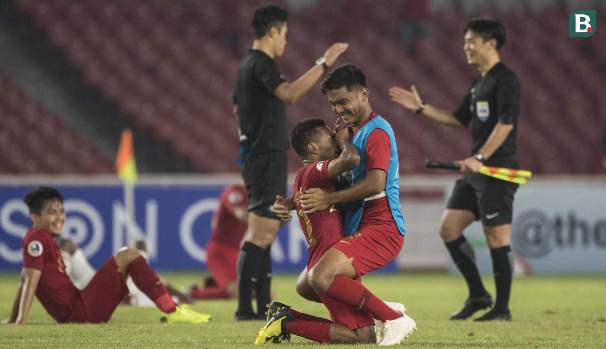 Pemain Timnas Indonesia, Todd Rivaldo, bersama Rafli Mursalim merayakan kemenangan atas UEA pada laga AFC U-19 Championship di SUGBK, Jakarta, Selasa (24/10). Indonesia menang 1-0 atas UEA. (Bola.com/Vitalis Yogi Trisna)