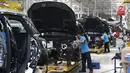 Pekerja menyelesaikan perakitan mobil Mercedes Benz di Pabrik Mercedes Benz, Wanaherang, Bogor (11/12). Mercededes-Benz C-Class generasi terbaru kini resmi masuk jalur produksi pabrik Mercedes-Benz di Wanaherang, Bogor. (Liputan6.com/Herman Zakharia)