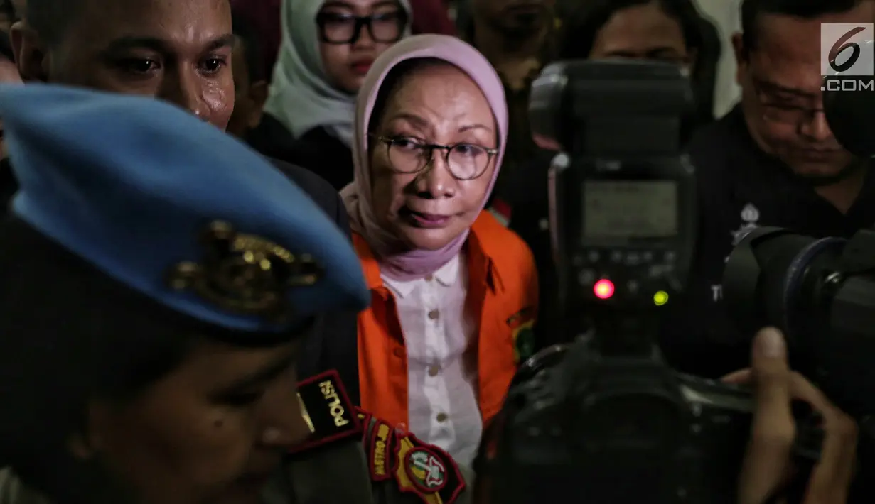 Tersangka kasus dugaan penyebaran berita hoaks, Ratna Sarumpaet keluar dari ruang tahanan Polda Metro Jaya, Kamis (31/1). Penyidik melimpahkan Ratna Sarumpaet dan barang bukti kepada Kejaksaan Tinggi (Kejati) DKI Jakarta. (Liputan6.com/Faizal Fanani)