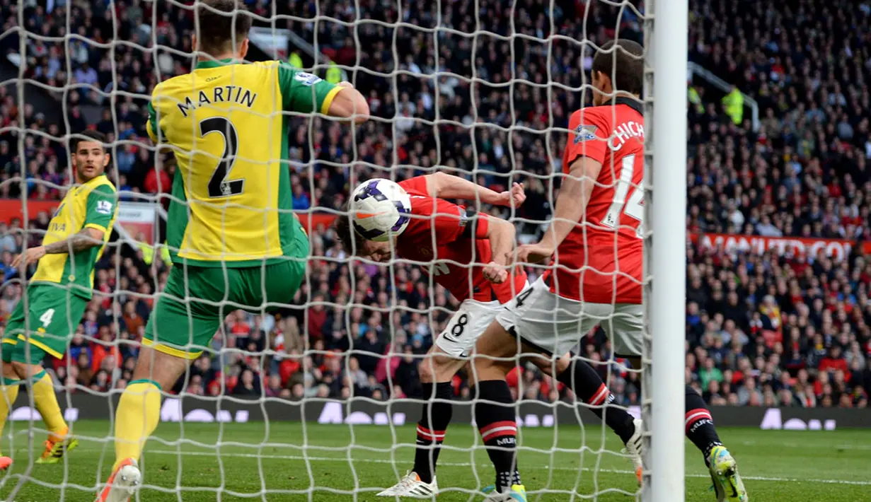 Tandukan gelandang Manchester United, Juan Mata tidak mampu dibendung pemain belakang Norwich City dan memastikan keunggulan "setan merah" 4-0 pada laga lanjutan Liga Primer Inggris di stadion Old Trafford (27/4/2014). (REUTERS/Nigel Roddis)
