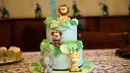 Yang paling menggemaskan dari kue ulang tahun ini adalah warnanya dan dekorasinya. Pilihan warnanya yang manis ditambah dengan karakter animasi hewan di atasnya mengingatkan kita pada film aminasi Madagaskar, ya! (Shutterstock.com/ Steffi De Martino Media)