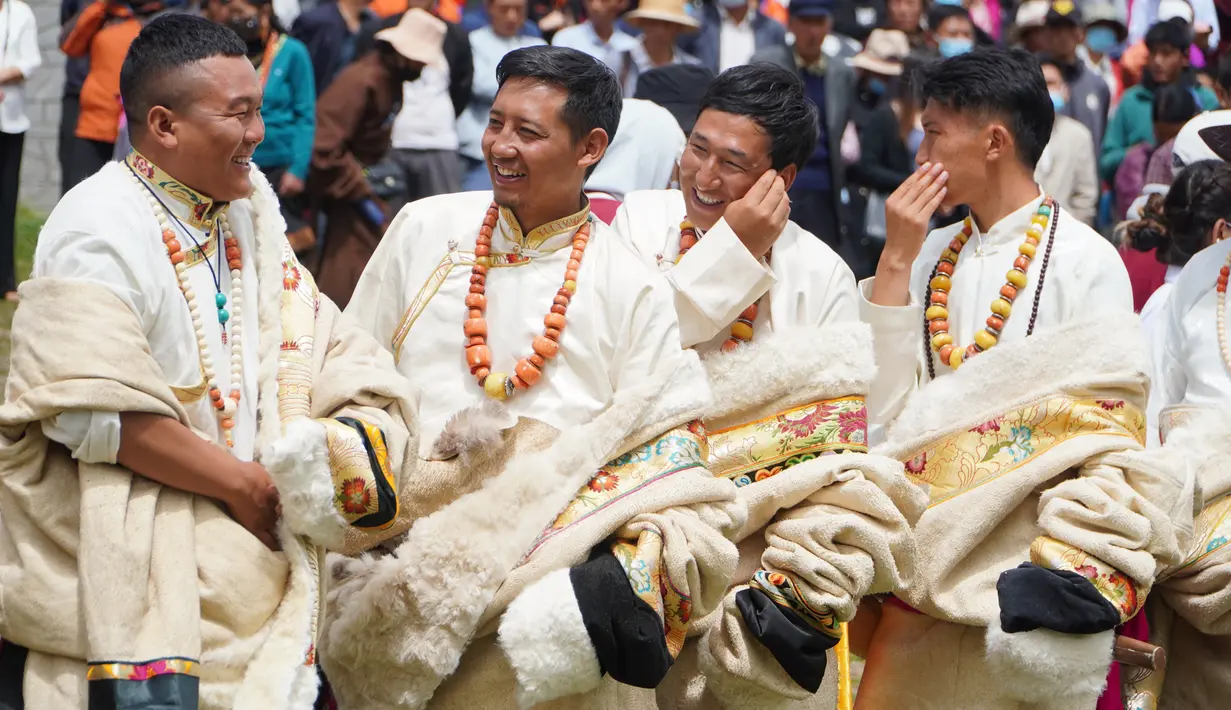 Para penampil lokal menunggu di belakang panggung saat upacara pembukaan Pertunjukan Tari Guozhuang Luqu di Luqu, Prefektur Otonom Etnis Tibet Gannan, Provinsi Gansu, China, 12 Agustus 2020. Lebih dari 3.000 penari ikut serta dalam pertunjukan tersebut. (Xinhua/Huang Zemin)