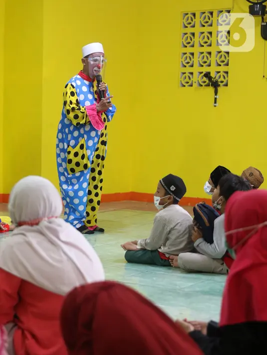 Yahya Edward menggunakan kostum badut berceramah di depan anak-anak di Pinang, Kota Tangerang, Banten, Kamis (29/4/2021). Mengajar ngaji menggunakan kostum badut tersebut untuk memotivasi anak-anak agar tetap semangat belajar sekaligus untuk menghibur anak didiknya. (Liputan6.com/Angga Yuniar)