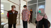 Gubernur Riau Syamsuar meninjau salah satu ruangan laboratorium virus corona sebelum difungsikan. (Liputan6.com/Istimewa/M Syukur)