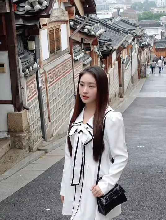 <p>Tidak heran bila sosoknya mendapatkan banyak pujian dari netizen. Banyak yang memuji Natasha Wilona terlihat memiliki tampilan cantik bak gadis-gadis lokal Korea Selatan. (Instagram/natashawilona12)</p>