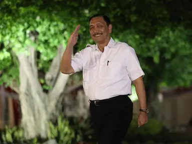 Mantan Menko Kemaritiman Luhut Binsar Panjaitan tiba di Kompleks Istana Kepresidenan di Jakarta, Selasa (22/10/2019). Berkemeja putih seperti calon menteri lainnya, Luhut hanya menebar senyum ke awak media. (Liputan6.com/Angga Yuniar)