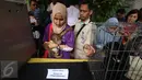 Anak orangutan dan beruang madu diperlihatkan petugas saat rilis barang bukti dugaan tindak pidana di bidang Konservasi Sumber Daya Alam (KSDA) hayati dan ekosistemnya di Polda Metro Jaya, Jakarta, Selasa (4/4). (Liputan6.com/ Immanuel Antonius)