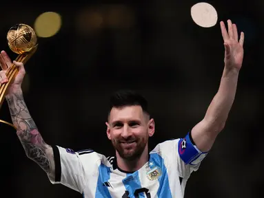 Pemain Argentina Lionel Messi mengangkat trofi penghargaan Bola Emas usai melawan Prancis pada pertandingan sepak bola final Piala Dunia 2022 di Stadion Lusail, Lusail, Qatar, 18 Desember 2022. Lionel Messi dinobatkan sebagai peraih Bola Emas atau Golden Ball sebagai perlambang pemain terbaik selama Piala Dunia 2022 setelah memimpin Argentina menaklukkan Prancis dalam babak final. (AP Photo/Manu Fernandez)