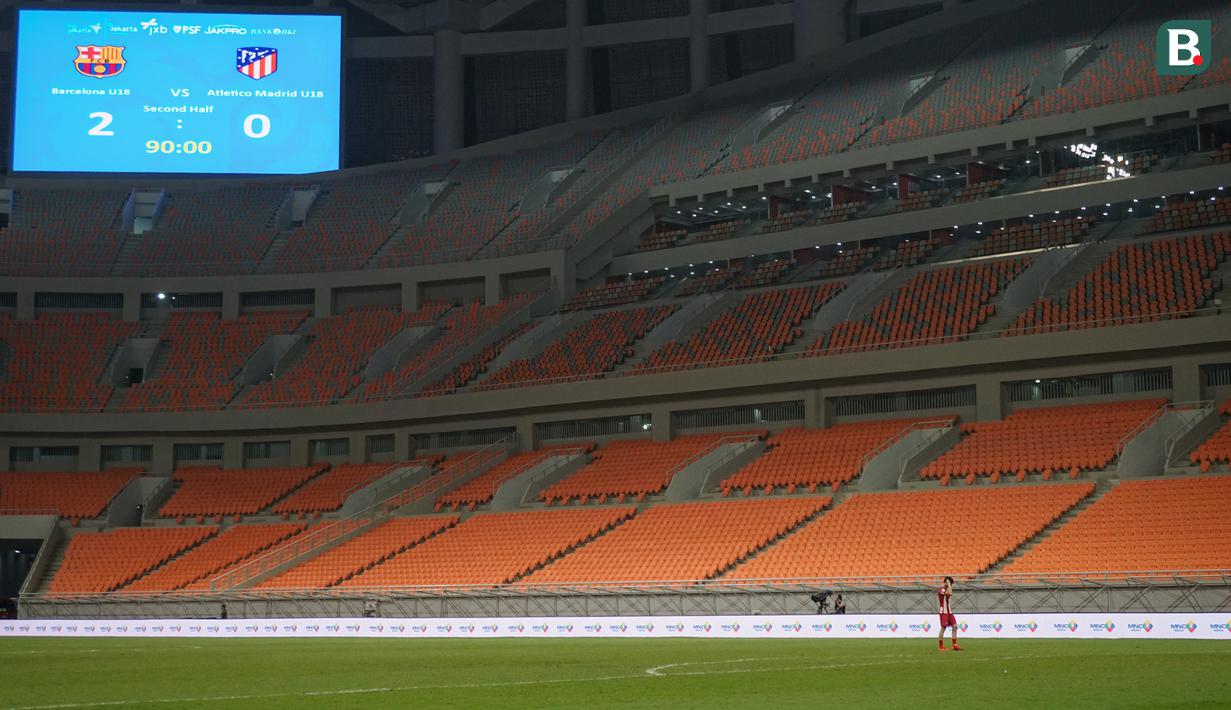 Pemandangan membingungkan terlihat kala pemain Atletico Madrid U-18, Pablo Pozos Bueno berjalan sendirian bak mencari barang berharganya yang hilang usai laga International Youth Championship 2021 melawan Barcelona, Jumat (15/04/2022). (Bola.com/Bagaskara Lazuardi)