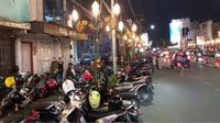 Deretan motor parkir di bahu Jalan Basuki Rahmat atau kawasan heritage Kayutangan Malang. Sejak dipasang lampu hias, kawasan ini menjadi salah satu pusat keramaian baru di Kota Malang (Zainul Arifin/Liputan6.com)