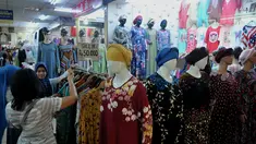 Sejumlah pedagang memberikan diskon untuk menarik minat pembeli di salah satu pusat perbelanjaan di Jakarta, Rabu (3/6/2015). Jelang memasuki bulan suci Ramadan, warga mulai ramai berburu busana muslim. (Liputan6.com/Johan Tallo)
