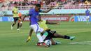<p>Pemain Timnas Ekuador U-17, Yorkaeff Caicedo (kanan) berusaha menghalau bola tendangan pemain Brasil U-17, Estevao dalam pertandingan babak 16 Besar Piala Dunia U-17 di Stadion Manahan, Solo, Senin (20/11/2023). (Bola.com/Arief Bagus)</p>