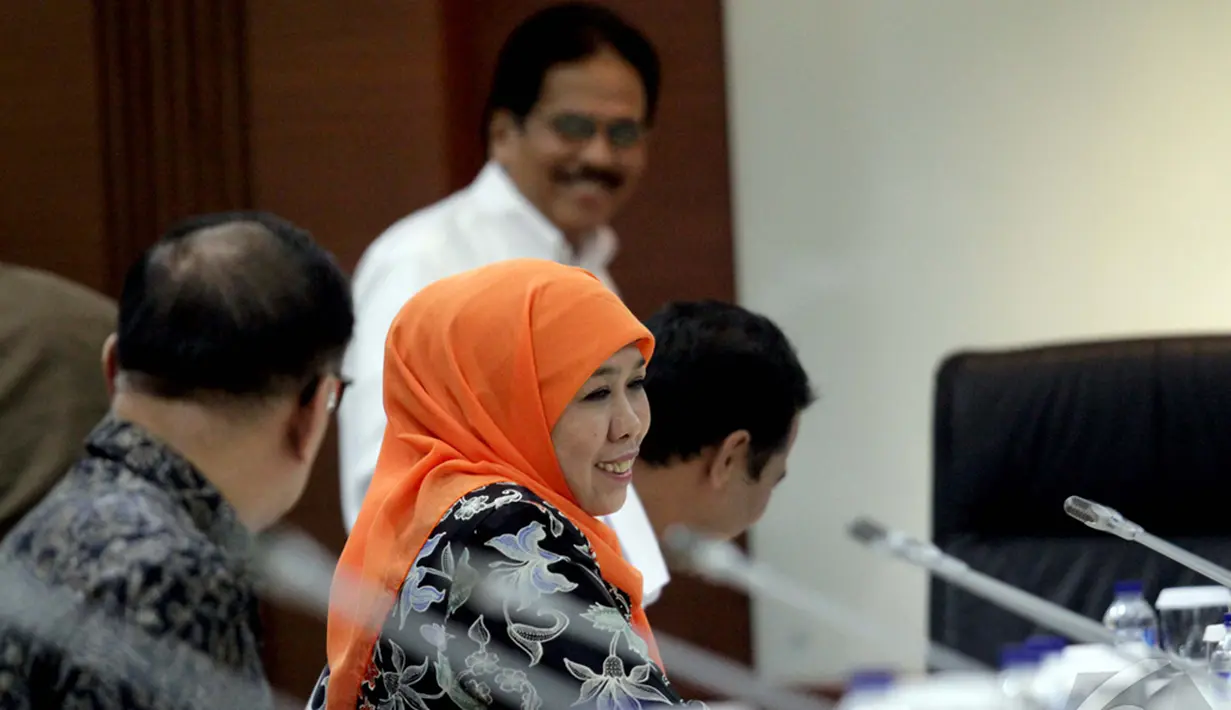 Menteri Sosial Khofifah Indar Parawansa saat menghadiri rapat koordinasi membahas program penyaluran beras miskin (raskin) di Gedung Kementerian Perekonomian, Jakarta, Rabu (14/1/2015). (Liputan6.com/Faizal Fanani)