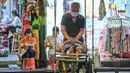 Tukang pijat sedang melayani pelanggan di sebuah stan terbuka di Nanning, di wilayah selatan Guangxi, China (21/6/2020). (China OUT/STR/AFP)