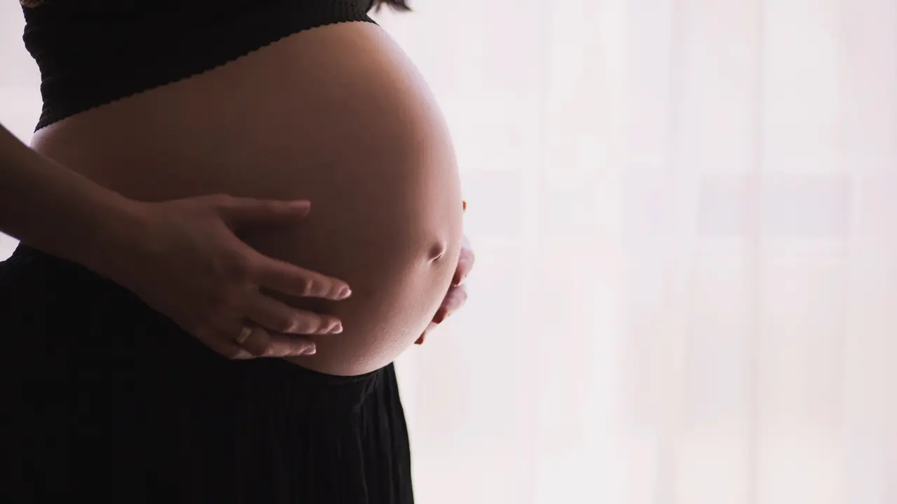 Tak Sadar Dirinya Tengah Hamil, Perempuan Ini Melahirkan di Dalam Pesawat