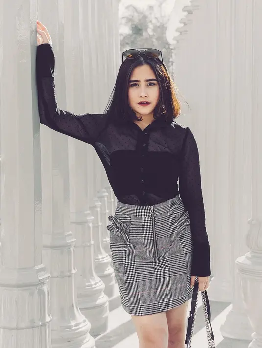 Namun Prilly Latuconsina tak menutup kemungkinan untuk go internasional. "jika masih bisa aku lakukan selagi semuanya seimbang, kenapa nggak," tutupnya. (Foto: instagram.com/prillylatuconsina96)