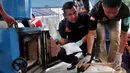 Petugas kepolisian memasukkan sabu kedalam tungku untuk dimusnahkan, Jakarta Timur, Selasa (14/10/2014) (Liputan6.com/Johan Tallo)