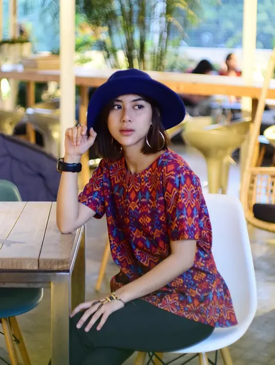 Ia bahkan tak segan untuk berbagi pengalaman tentang perjalanannya mendaki gunung. (foto: instagram.com/adindathomas)