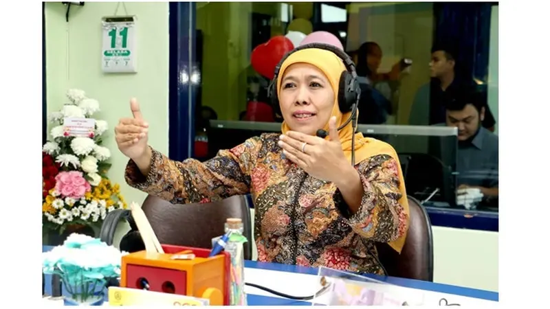 Khofifah memakai batik saat menjadi narasumber di salah satu radio di Surabaya, seakan memakai batik sudah menjadi ciri khasnya.