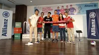 Duta Allianz Asia dan mantan pemain Bayern Munchen, Martin Demichelis, berfoto bersama para penggemarnya di Kantor Kapanlagi Youniverse, Menteng, Jakarta Pusat, Minggu (23/6/2019). (Bola.net/Fitri Apriani)