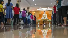 Umat Buddha melaksanakan ibadah pada perayaan hari raya Waisak di Vihara Sakyamuni, Banda Aceh, Aceh, Kamis (23/5/2024). (CHAIDEER MAHYUDDIN / AFP)