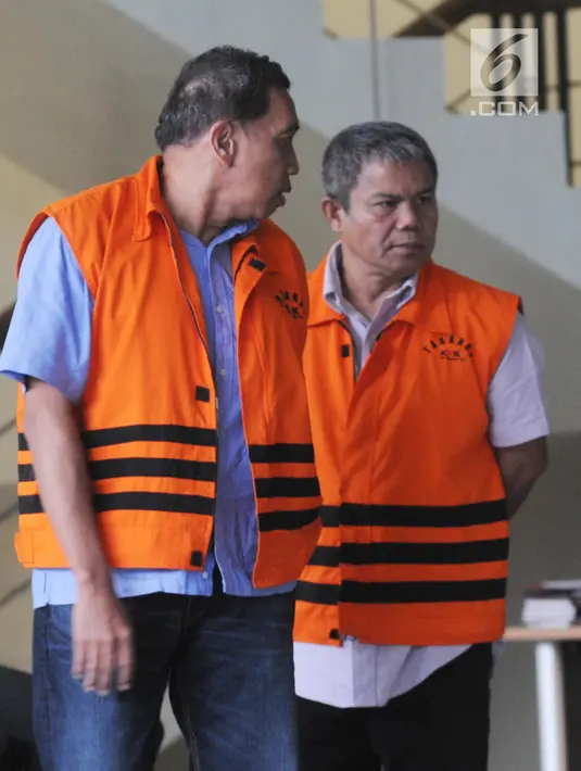 Dua tersangka Anggota DPRD Sumut, Washington Pane (kiri) dan Supervisor KPP Pajak Pratama Ambon Sulimin Ratmin mengenakan rompi tahanan usai menjalani pemeriksaan di gedung KPK, Jakarta, Rabu (7/11). (Merdeka.com/Dwi Narwoko)