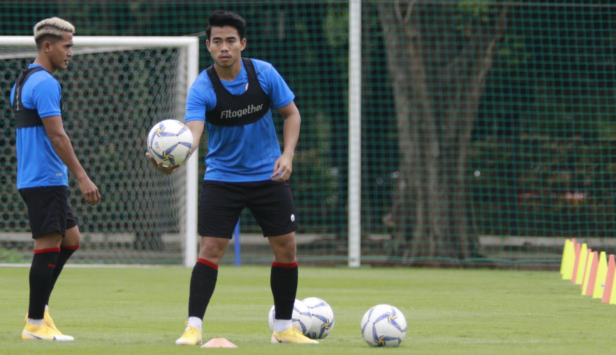 Pemain Timnas Indonesia, Nurhidayat H Haris, saat sesi latihan di Lapangan D Senayan, Jakarta, Rabu, (10/2/2021). Latihan tersebut untuk persiapan SEA Games 2021 di Vietnam. (Bola.com/M Iqbal Ichsan)