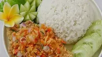 Sepiring ayam geprek sambal matah. (Liputan6.com/IG/luis widarto)