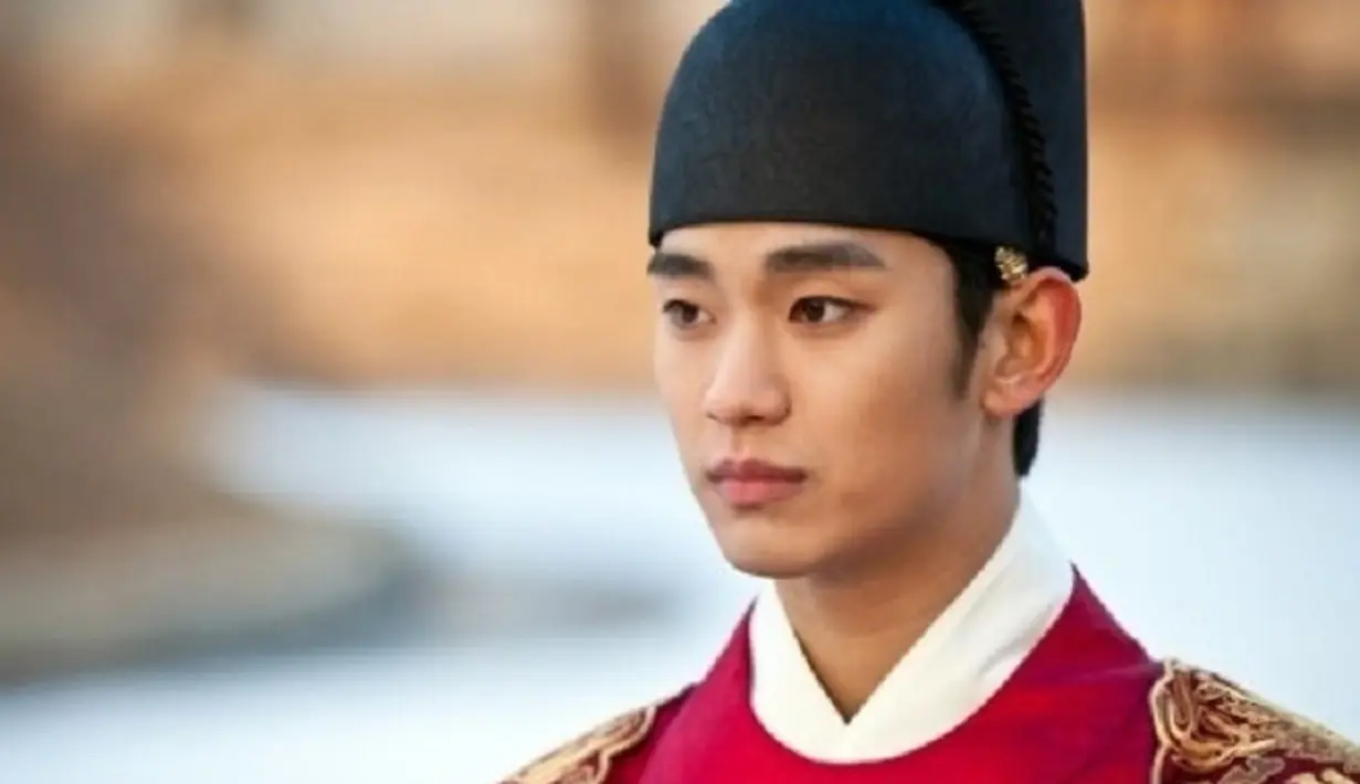 Kim Soo Hyun tampil menawan saat ia menjadi raja di drama Moon that Embrace the Sun. (Foto: Soompi.com)