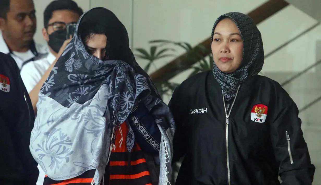Sebelumnya, Bupati Pekalongan, Fadia Arafiq, diberitakan terkena OTT terkait dugaan tindak pidana korupsi terkait dengan pengadaan barang dan jasa outsourcing. Tampak dalam foto, Bupati Pekalongan, Fadia Arafiq (kiri) saat dibawa petugas menuju mobil tahanan usai menjalani pemeriksaan usai terjaring Operasi Tangkap Tangan (OTT) di gedung Merah Putih Komisi Pemberantasan Korupsi (KPK), Jakarta, Rabu (4/3/2026). (Foto: Istimewa)