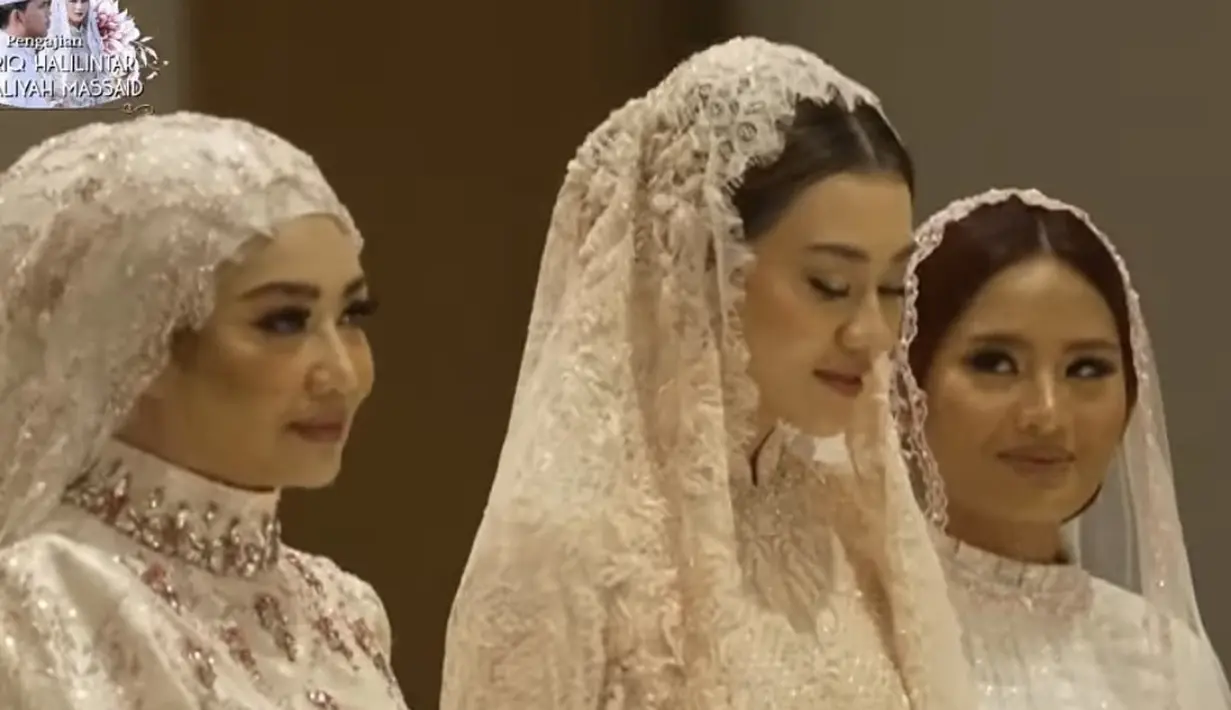 Sebagai sentuhan terakhir,bibir Aaliyah tampak diaplikasikan lipstik ombre nuansa nude pink-coral.  [Youtube/Thariq Halilintar]